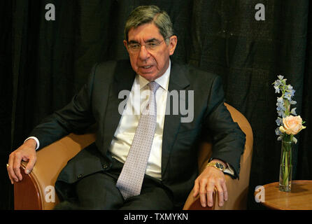 Friedensnobelpreisträger Präsident Oscar Arias Sanchez von Costa Rica Gespräche während der Pressekonferenz im PeaceJam an der Universität von Denver in Denver, 16. September 2006. Die weltweite Youth Conference hosts 10 Friedensnobelpreisträger, dem größten Treffen außerhalb von Oslo, Norwegen. (UPI Foto/Gary C. Caskey) Stockfoto