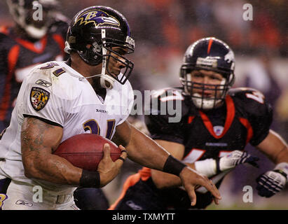 Baltimore Ravens zurück läuft Jamal Lewis (L) versucht, die Ecke gegen die Denver Broncos Sicherheit John Lynch (R) in der zweiten Hälfte bei Invesco Field in Denver, 9. September 2006 zu drehen. Denver besiegt Baltimore 13-3. (UPI Foto/Gary C. Caskey) Stockfoto