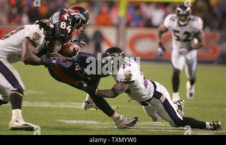 Denver Broncos wide receiver Javon (zweiter von links) von Baltimore Ravens Samari Rolle (L) und Dawan Landry (dritter von links) auf einem 27-Yard-pass Rezeption im vierten Quartal bei Invesco Field in Denver, 9. September 2006 in Angriff genommen wird. Ravens Linebacker Ray Lewis schleppt die spielen. Walker's Rezeption half Denver nur Touchdown des Spiels. Denver besiegt Baltimore 13-3. (UPI Foto/Gary C. Caskey) Stockfoto