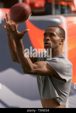 Indianapolis Colts wide receiver Marvin Harrison ergreift einen Peyton Manning Pass während des Warm-ups vor dem Spiel gegen die Denver Broncos, bei Invesco Field in Denver, 29. Oktober 2006. (UPI Foto/Gary C. Caskey) Stockfoto