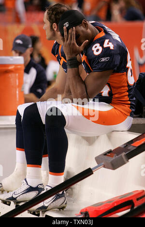 Denver Broncos wide receiver Javon (R) reagiert, als das Spiel gegen die Indianapolis Colts am Invesco Field in Denver, 29. Oktober 2006 endet. Teamkollege David Kircus (L) sitzt neben Walker. Indianapolis beat Denver 34-31. (UPI Foto/Gary C. Caskey) Stockfoto