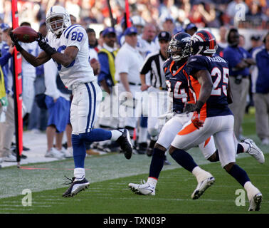 Indianapolis Colts wide receiver Marvin Harrison (L) ziehen in eine 12-Yard-Pass vor Denver Broncos Champ Bailey (C) und Nick Ferguson (R) im dritten Quartal bei Invesco Field in Denver, 29. Oktober 2006. Indianapolis beat Denver 34-31. (UPI Foto/Gary C. Caskey) Stockfoto