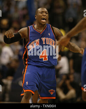 New York Knicks guard Nate Robinson feiert Mannschaftskamerad Jamal Crawford's 3-Punkt schoß in den letzten Sekunden gegen die Denver Nuggets in der zweiten Hälfte in der Pepsi Center in Denver, November 8, 2006. New York beat Denver 109-107 (UPI Foto/Gary C. Caskey) Stockfoto