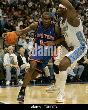 New York Knicks guard Jamal Crawford (L) Antriebe gegen Denver Nuggets forward Nene (R) von Brasilien im ersten Quartal bei der Pepsi Center in Denver, November 8, 2006. Crawford zählte drei - Aufnahme in den letzten Sekunden zu Dichtung eine 109-107 über die Nuggets gewinnen. (UPI Foto/Gary C. Caskey) Stockfoto