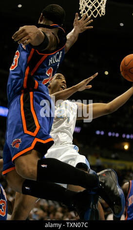 New York Knicks Quentin Richardson (L) Sprünge in der zweiten Hälfte in der Pepsi Center in Denver, 8. November 2006 gegen die Denver Nuggets Andre Miller (R) verteidigen. New York beat Denver 109-107 (UPI Foto/Gary C. Caskey) Stockfoto