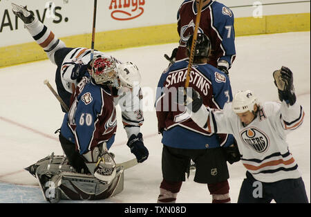 Edmonton Oilers linken Flügel Ryan Smyth (R) sein Ziel in der zweiten Periode bei der Pepsi Center in Denver, 13. November 2006 feiert. Colorado Avalanche goalie Jose Theodore (L) wird mit Öler rechten Flügel Fernando Pisani (zweite von links) Lawine defenseman Karlis Skrastins (C) von Lettland verteidigt verheddert. (UPI Foto/Gary C. Caskey) Stockfoto