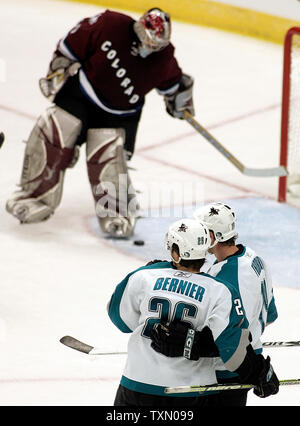 San Jose Sharks Joe Thornton (R) und Steve Bernier (L) Hug nach Power Thornton's play Ziel gebunden das Spiel gegen Colorado Avalanche goalie Jose Theodore (oben) in der dritten Periode bei der Pepsi Center in Denver, 15. November 2006. Beide Bernier und Thornton zählte der dritten Periode Ziele gegen die Lawine. San Jose besiegt Colorado mit einem von hinten kommen 4-3 gewinnen. (UPI Foto/Gary C. Caskey) Stockfoto