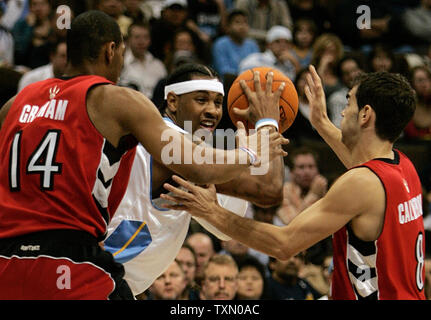 Toronto Raptors Joey Graham (L) und Jose Calderon (R) von Spanien surround Denver Nuggets Carmelo Anthony (C) in der Wohnung im ersten Halbjahr bei der Pepsi Center in Denver, 18. November 2006. (UPI Foto/Gary C. Caskey) Stockfoto