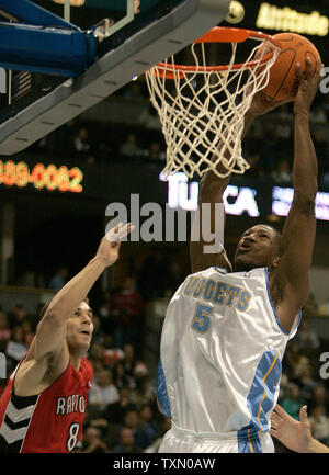 Denver Nuggets Yakhouba Diawara (R) von Frankreich dunks gegen Toronto Raptors Jose Calderon (L) von Spanien im zweiten Quartal bei der Pepsi Center in Denver, 18. November 2006. (UPI Foto/Gary C. Caskey) Stockfoto