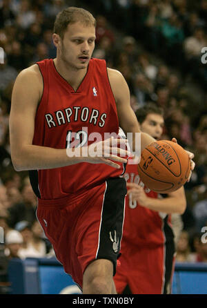 Toronto Raptors Rasho Nesterovic (L) von Slowenien bringt die Kugel upcourt gegen die Denver Nuggets, gefolgt von teamkollege Jose Calderon (R) von Spanien bei der Pepsi Center in Denver, 18. November 2006. (UPI Foto/Gary C. Caskey) Stockfoto