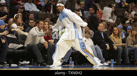 Fans die Hände zu schütteln mit der neuesten Denver Nuggets, Allen Iverson (C) vor dem Beginn der zweiten Hälfte gegen die Sacramento Kings in der Pepsi Center in Denver, 22. Dezember 2006. Iverson zählte 22 Punkte und ging für 10 Vorlagen in seinem ersten Anfang, da durch die Philadelphia 76ers gehandelt wird. Sacramento beat Denver 101-96. (UPI Foto/Gary C. Caskey) Stockfoto