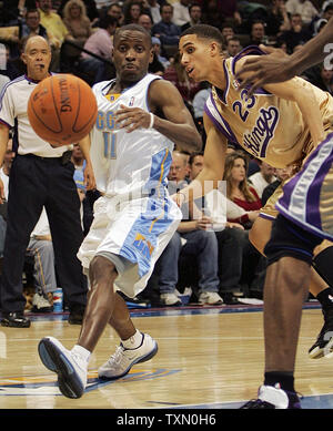 Sacramento Kings guard Kevin Martin (R) Tipps die Kugel weg von Denver Nuggets guard Earl Boykins (L) in der zweiten Hälfte in der Pepsi Center in Denver, 22. Dezember 2006. Sacramento beat Denver 101-96. (UPI Foto/Gary C. Caskey) Stockfoto