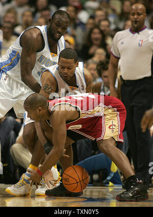 Denver Nuggets Reggie Evans (oben) und Marcus Camby (C) Schlacht Cleveland Kavaliere guard Eric Schnee für eine lose Kugel in der zweiten Hälfte in der Pepsi Center in Denver, 19. Januar 2007. Denver beat Cleveland 110-99. (UPI Foto/Gary C. Caskey) Stockfoto