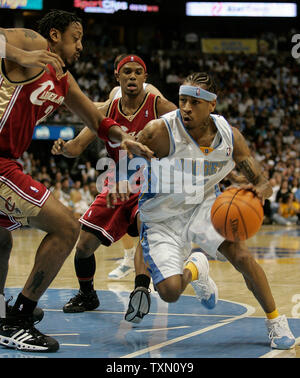 Denver Nuggets guard Allen Iverson (R) an der Cleveland Kavaliere guard Eric Schnee (C) und Forward Donyell Marshall (L) in der zweiten Hälfte in der Pepsi Center in Denver, 19. Januar 2007. Denver beat Cleveland 110-99. (UPI Foto/Gary C. Caskey) Stockfoto