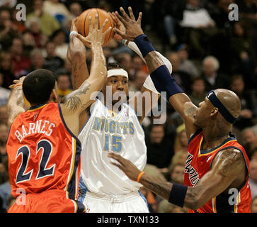 Denver Nuggets Carmelo Anthonyt weiterleiten (C) sieht aus und Doppelklicken von Golden State Warriors leitet Matt Barnes (L) und Al Harrington (R) im ersten Quartal bei der Pepsi Center in Denver, 12. Februar 2007 zusammen. (UPI Foto/Gary C. Caskey) Stockfoto