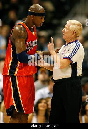 Schiedsrichter Jess Kersey (R) erklärt, um einen Anruf zu Golden State Warriors, Al Harrington (L) in der zweiten Hälfte gegen die Denver Nuggets in der Pepsi Center in Denver, 12. Februar 2007. Denver beat Golden State 123-111. (UPI Foto/Gary C. Caskey) Stockfoto