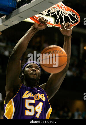 Los Angeles Lakers Zentrum Kwame Brown dunks gegen die Denver Nuggets im ersten Quartal bei der Pepsi Center in Denver am 15. März 2007. Platz 7 Denver Wanderwege auf den sechsten Platz Los Angeles durch ein Spiel in der Western Conference Endspiel Stellungen. (UPI Foto/Gary C. Caskey) Stockfoto