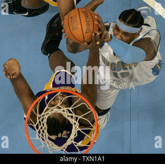 Denver Nuggets Carmelo Anthony vorwärts (R) Kerben gegen Los Angeles Lakers Ronny Turiaf in der ersten Hälfte bei der Pepsi Center in Denver am 15. März 2007. Anthony zählte 26 Punkte wie die Lakers für die 7. gerade Zeit verloren. Denver Bindungen Los Angeles für den sechsten Endspielpunkt mit einem 113-86 Sieg. (UPI Foto/Gary C. Caskey) Stockfoto