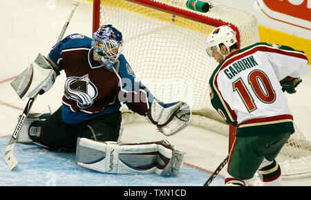 Minnesota Wild rechten Flügel Marian Gaborik (R) der Slowakei sieht einen Schuß auf goali gegen Colorado Avalanche goalie Peter Budaj von Slovakiia in der dritten Periode bei der Pepsi Center in Denver am 31. März 2007 abzulenken. Colorado hielt seine schlanke Endspielhoffnungen lebendig mit einem 2-1 über Minnesota gewinnen. (UPI Foto/Gary C. Caskey) Stockfoto