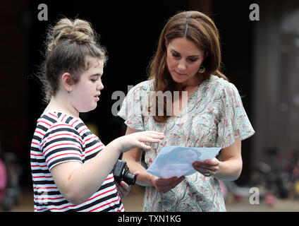 Die Herzogin von Cambridge spricht mit Ffion Turner während der Royal Photographic Society Workshop mit Aktion für Kinder, die Fotografie verwendet, um junge Menschen Vertrauen und Self-expression entwickeln, am Warren's Park Kinder Center, Kingston upon Thames. Stockfoto