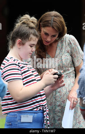 Die Herzogin von Cambridge spricht mit Ffion Turner während der Royal Photographic Society Workshop mit Aktion für Kinder, die Fotografie verwendet, um junge Menschen Vertrauen und Self-expression entwickeln, am Warren's Park Kinder Center, Kingston upon Thames. Stockfoto