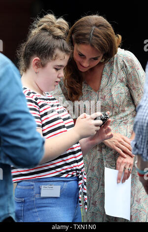 Die Herzogin von Cambridge spricht mit Ffion Turner während der Royal Photographic Society Workshop mit Aktion für Kinder, die Fotografie verwendet, um junge Menschen Vertrauen und Self-expression entwickeln, am Warren's Park Kinder Center, Kingston upon Thames. Stockfoto