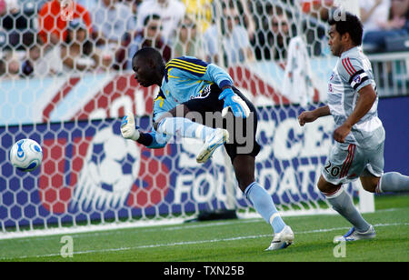 Colorado Rapids Torwart Bouna Coundoul (L) verliert die Kontrolle über den Ball als FC Dallas vorwärts Nicolas Hernandez schließt im ersten Halbjahr bei Dick's Sporting Goods Park in Commerce City, Colorado am 23. Juni 2007. (UPI Foto von Gary C. Caskey) Stockfoto