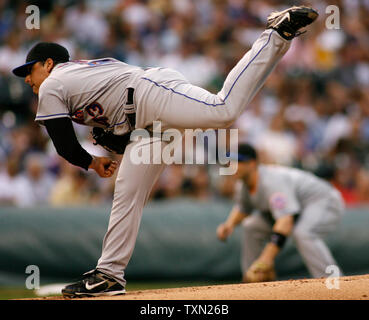 New York Mets Krug Jason Vargas (L) throws gegen die Colorado Rockies im ersten Inning bei Coors Field in Denver am 3. Juli 2007. Mets All Star dritter Basisspieler David Wright im Hintergrund setzt. (UPI Foto/Gary C. Caskey) Stockfoto