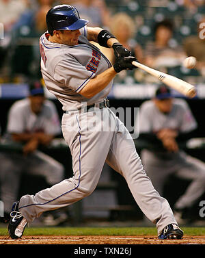 New York Mets all Star dritter Basisspieler David Wright singles gegen die Colorado Rockies im ersten Inning bei Coors Field in Denver am 3. Juli 2007. (UPI Foto/Gary C. Caskey) Stockfoto