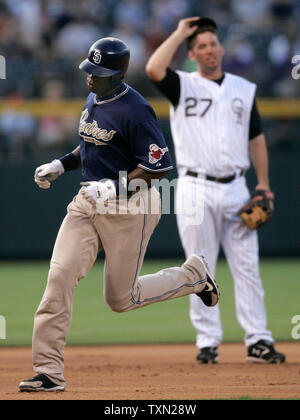 San Diego Padres Mike Cameron (L) vorbei Colorado Rockies dritter Basisspieler Garrett Atkins nach dem schlagen drei - home run im ersten Inning bei Coors Field in Denver am 24. Juli 2007. (UPI Foto von Gary C. Caskey) Stockfoto