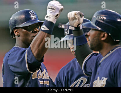 San Diego Padres Mike Cameron (L) High fives Mannschaftskameraden Adrian Gonzalez (C) und Milton Bradley nach dem schlagen drei - home run im ersten Inning gegen die Colorado Rockies at Coors Field in Denver am 24. Juli 2007. (UPI Foto von Gary C. Caskey) Stockfoto