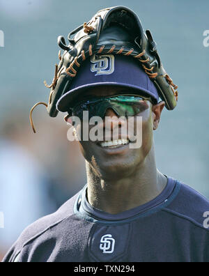 San Diego Padres Mike Cameron Wanderungen zu den Batting Cage nach Unterzeichnung ein paar Lüfter Autogramme bei Coors Field in Denver am 24. Juli 2007. (UPI Foto von Gary C. Caskey) Stockfoto