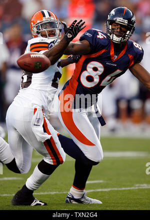 Cleveland Browns cornerback Leigh Bodden (L) bricht Pass für die Denver Broncos wide receiver Javon im ersten Quartal während der preseason Spiel drei am Invesco Feld an der Meile hoch in Denver am 25. August 2007. (UPI Foto/Gary C. Caskey) Stockfoto