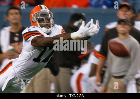 Cleveland Browns wide receiver Braylon Edwards Tauchgänge für ein Vergehen gegen die Denver Broncos im zweiten Quartal während der preseason Spiel drei bei Invesco Field at Mile High in Denver am 25. August 2007. (UPI Foto/Gary C. Caskey) Stockfoto