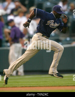 San Diego Padres Mike Cameron Vorwärmungen vor dem Spiel bei Coors Field in Denver am 7. September 2007. Die Padres und die Rockies sind unter vier Mannschaften, die in der NL West Division vying noch für entweder eine Abteilung Titel oder wild card Spot im letzten Monat spielen. Colorado beat San Diego 10-4. (UPI Foto/Gary C. Caskey) Stockfoto