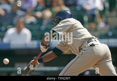 San Diego Padres Mittelfeldspieler Mike Cameron legt eine Überraschung bunt für einen Einzelnen gegen die Colorado Rockies im ersten Inning bei Coors Field in Denver am 9. September 2007. (UPI Foto/Gary C. Caskey) Stockfoto