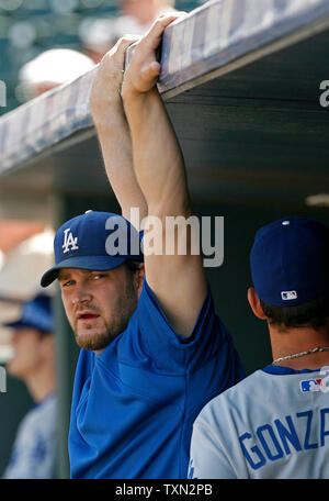 Los Angeles Dodgers ace Pitcher Brad Penny (16-4) erstreckt sich von der Trainerbank Decke im dritten Inning gegen die Colorado Rockies at Coors Field in Denver am 18. September 2007. Penny ist schiefergedeckt, in Spiel drei der vier Spiel der Serie gegen die Rockies zu werfen. (UPI Foto/Gary C. Caskey) Stockfoto