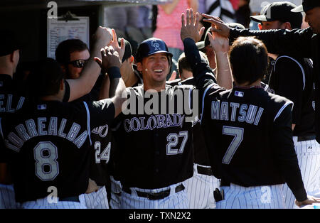 Colorado Rockies dritter Basisspieler Garrett Atkins (27) feiert zählenden gegen die Arizona Diamondbacks im sechsten Inning bei Coors Field in Denver am 30. September 2007. Colorado beat Arizona 4-3 ein Endspiel Spiel mit San Diego am 1. Oktober in Denver zu erwerben. (UPI Foto/Gary C. Caskey) Stockfoto