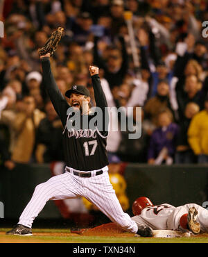 Colorado Rockies first baseman Todd Helton (L) feiert nach der endgültigen gegen Arizona Diamondbacks linken Feldspieler Eric Byrnes in Spiel vier der National League Championship Series bei Coors Field in Denver am 15. Oktober 2007. Kolorado gewann die Nationale Liga Meisterschaft besiegte die Arizona Diamondbacks 6-4 in einer Reihe Schleife. (UPI Foto/Gary C. Caskey) Stockfoto