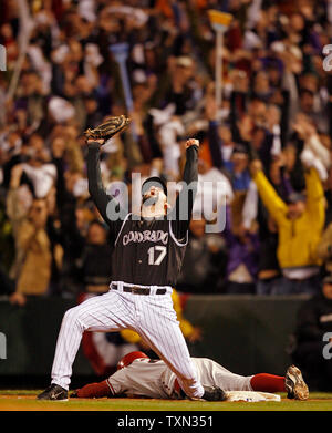 Arizona Diamondbacks linken Feldspieler Eric Brynes legt auf dem Boden, nachdem die letzte gegen die Colorado Rockies first baseman Todd Helton in Spiel vier der National League Championship Series bei Coors Field in Denver am 15. Oktober 2007. Kolorado gewann die Nationale Liga Meisterschaft besiegte die Arizona Diamondbacks 6-4 in einer Reihe Schleife. (UPI Foto/Gary C. Caskey) Stockfoto
