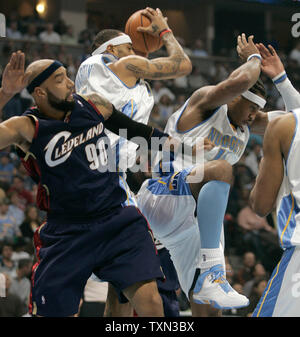 Denver Nuggets forward Kenyon Martin (C) greift sich einen Rückstoß gegen Mannschaftskameraden Carmelo Anthony (R) und Cleveland Kavaliere, Drew Gooden im dritten Quartal bei der Pepsi Center in Denver am 12. November 2007. Denver beat Cleveland 122-100. (UPI Foto/Gary C. Caskey) Stockfoto