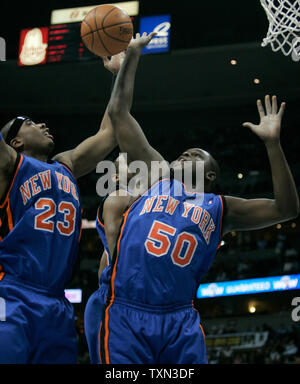 New York Knicks leitet Quentin Richardson (L) und Zach Randolph Greifer Rückstoß gegen die Denver Nuggets in der Pepsi Center in Denver am 17. November 2007. (UPI Foto/Gary C. Caskey) Stockfoto