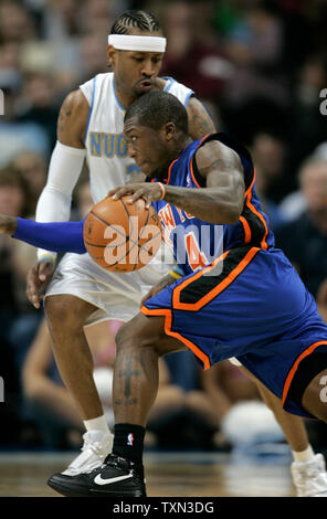 New York Knicks guard Nate Robinson (R) Antriebe gegen Denver Nuggets guard Allen Iverson im zweiten Quartal bei der Pepsi Center in Denver am 17. November 2007. (UPI Foto/Gary C. Caskey) Stockfoto