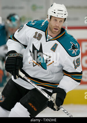 San Jose Sharks, die scorer center Joe Thornton Warm ups am Pepsi Center in Denver am 3. Dezember 2007. (UPI Foto/Gary C. Caskey) Stockfoto