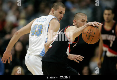 Portland Trail Blazers guard Steve Blake (C) dreht sich von Denver Nuggets, Linas Kleiza während der zweiten Hälfte bei der Pepsi Center in Denver am 16. Dezember 2007. Portland beat Denver 116-105. (UPI Foto/Gary C. Caskey) Stockfoto