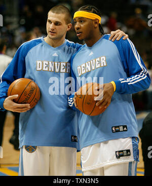 Denver Nuggets, Linas Kleiza (L) den zeigt, der teamkollege Carmelo Anthony einen Ventilator zu ihrem 16. Geburtstag winkt ein Zeichen für Anthony's bei der Pepsi Center in Denver am 16. Dezember 2007 Autogramm. (UPI Foto/Gary C. Caskey) Stockfoto