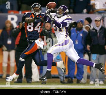 Minnesota Vikings conerback Marcus McCauley (R) Brüche bis tief Pass nach Denver Broncos wide receiver Javon mit weniger als einer Minute im vierten Quartal bei Invesco Field at Mile High in Denver am 30. Dezember 2007 zu spielen. Denver schlagen Minnesota 22-19 in den überstunden. (UPI Foto/Gary C. Caskey) Stockfoto