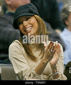 Desperate Housewives Star und San Antonio Spurs guard Tony Parker's Frau, Eva Longoria cheers während Sporne Team Einführungen vor dem Spiel gegen die Denver Nuggets in der ersten Hälfte bei der Pepsi Center in Denver am 3. Januar 2008. (UPI Foto/Gary C. Caskey) Stockfoto