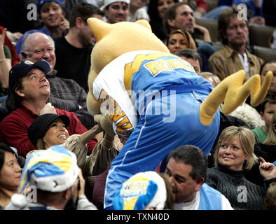 Desperate Housewives star Eva Longeria (L) reagiert, wie die Denver Nuggets Maskottchen, Rocky, klettert die steht Ihr in der ersten Hälfte bei der Pepsi Center in Denver am 3. Januar 2008 zu begrüßen. Longoria ist die Ehefrau von San Antonio Spurs guard Tony Parker. Denver beat San Antonio 80-77 in einer Schlacht zwischen division Leaders. (UPI Foto/Gary C. Caskey) Stockfoto