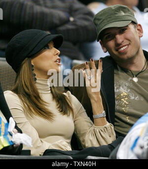 Desperate Housewives star Eva Longoria, Frau nach San Antonio Spurs guard Tony Parker, am 3. Januar 2008 Uhren Spiel während der ersten Hälfte bei der Pepsi Center in Denver. (UPI Foto/Gary C. Caskey) Stockfoto